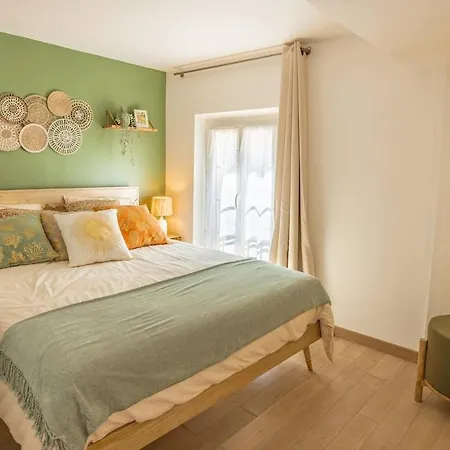 Apartment Center Air-conditioned Parking