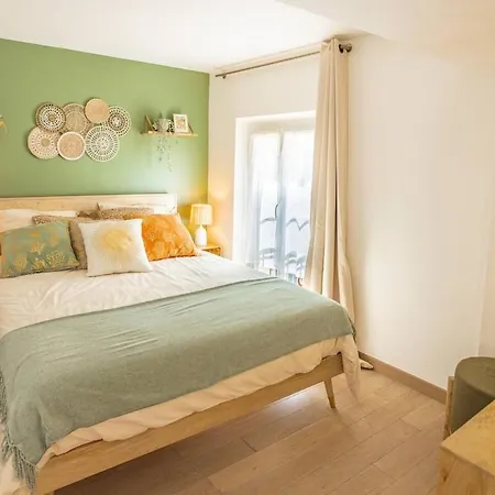 Center Air-conditioned Parking Apartment