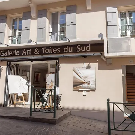 Apartment Center Air-conditioned Parking *