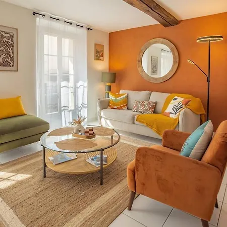 Apartment Center Air-conditioned Parking *